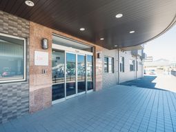 明るいエントランス外観