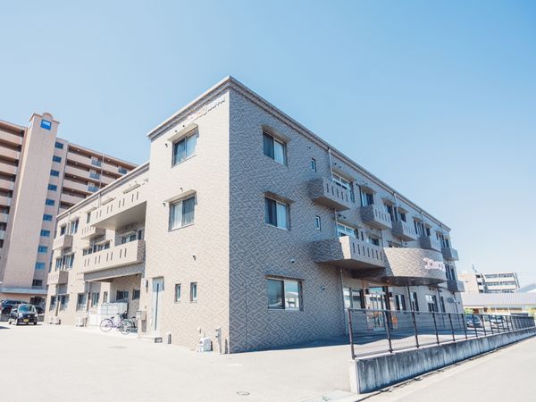 明るい外観の建物