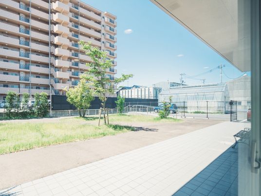 青空の下の建物と庭