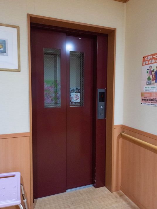 赤茶色の閉じたエレベーター