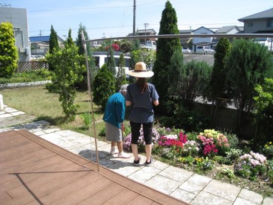中庭でお花見する人々