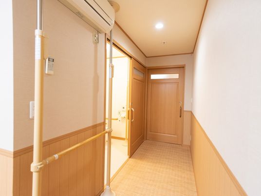 照明付き清潔な廊下