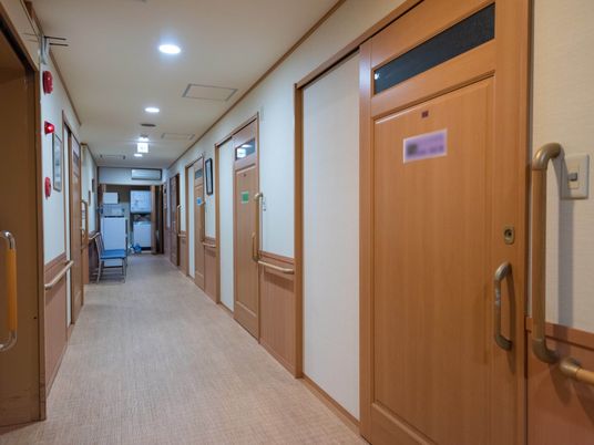 清潔な施設の廊下