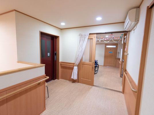 廊下に飾り付けと車椅子