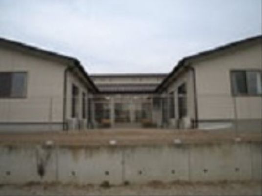 シンプルな建物の外観