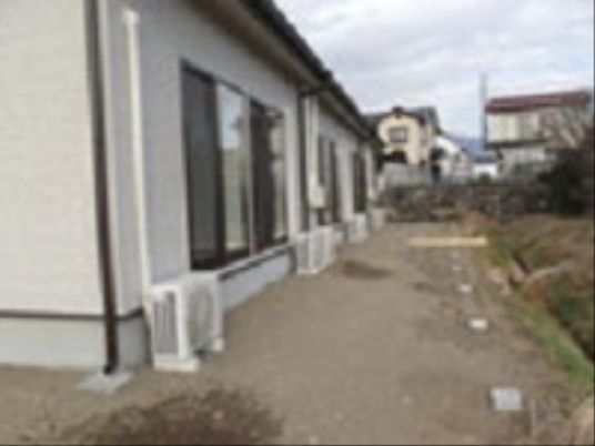 建物外観と庭の様子