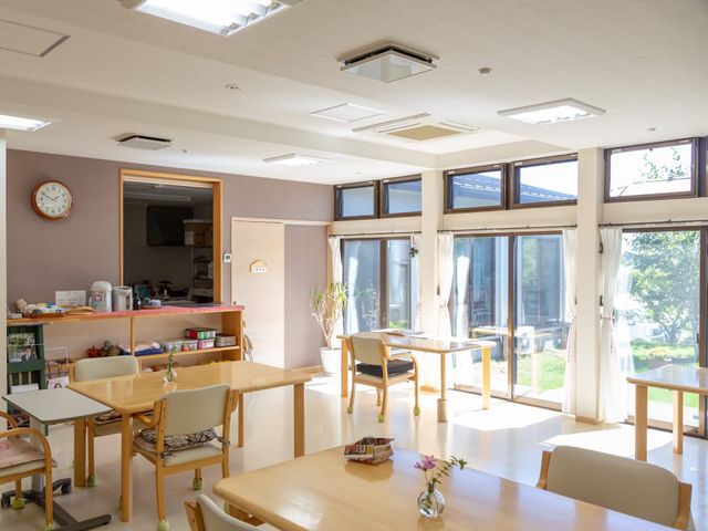 明るい居室の一角 食堂 自然光が差し込むダイニングエリアです。テーブルと椅子が配置され、ゆったりとした時間を過ごすことができます。