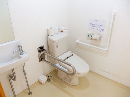 バリアフリー設計のトイレ