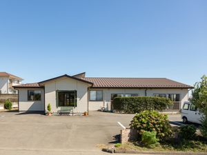 平屋建ての明るい建物