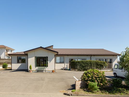 平屋建ての明るい建物