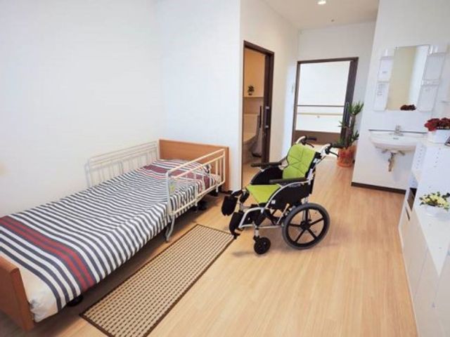 明るい居室と車椅子 居室 広々としたゆとりのある居室です。日差しも入り、車椅子の方も快適に過ごせる設計になっています。