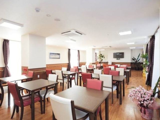 ゆったり食堂の風景 食堂 空間に余裕を持たせた明るい食堂です。家具の配置も行き届いており、ゆったりとした時間を過ごすことができそうです。