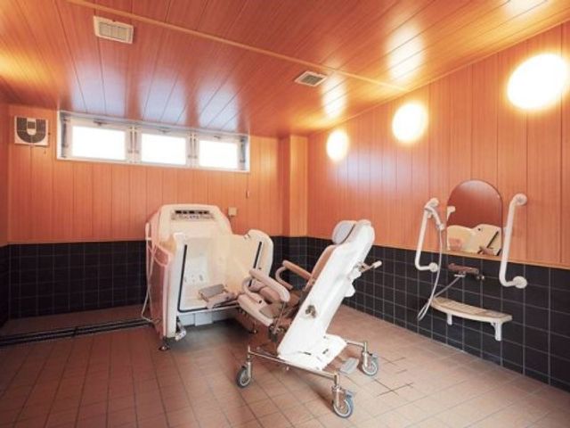 快適な設備の浴室 浴室 安全に配慮された広々とした浴室です。快適なバスタイムをサポートする機能的な椅子が備えられています。