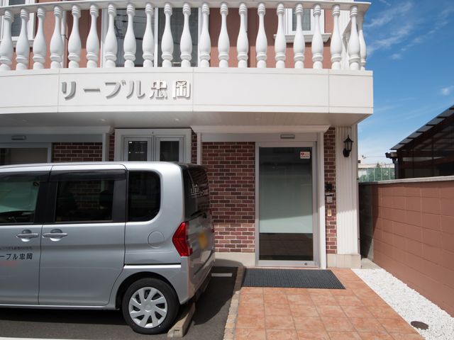清潔なエントランス 外観 落ち着いた雰囲気のエントランスが迎えてくれます。スタッフの働きやすい環境を大切にしています。
