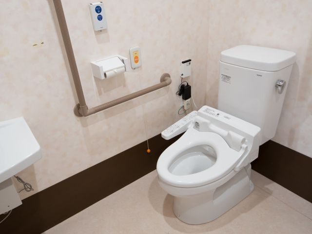 バリアフリー設計のトイレ トイレ 手すりが設置された清潔なトイレです。自立した日常生活を支援する設備が整っており、快適にお使いいただけます。