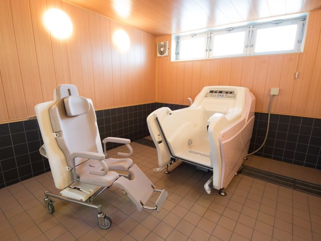 明るい浴室と椅子 車椅子入浴装置 安全で快適な入浴が叶う設備の整った浴室です。ゆったりとした時間を提供する環境で働きませんか。