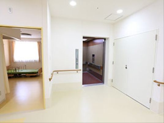 施設の写真 「アットホーム尚久藤岡」のエレベーター。各階への移動にはエレベーターを利用できる。