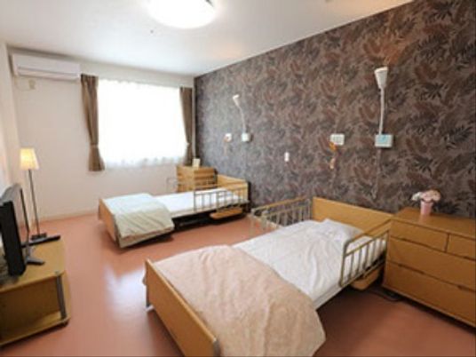 施設の写真 「アットホーム尚久藤岡」の居室。ご夫婦で入居もできる。