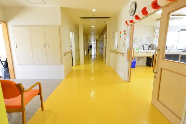 施設の写真 玄関から上がり框とバリアフリーになっている。玄関に椅子が置いてあるので、靴の履き替えを座りながらできる。