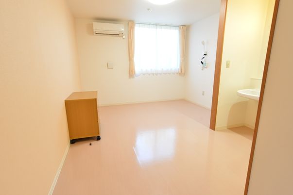 施設の写真 部屋にはエアコンが上部に設置してあり、温度管理をすることが可能である。また、窓も丸い照明もついている。