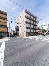 明るい街角の建物外観