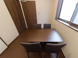 シンプルな居室のテーブルセット