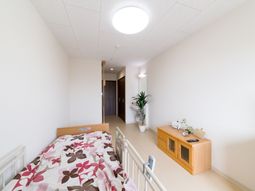 明るい個室の居室