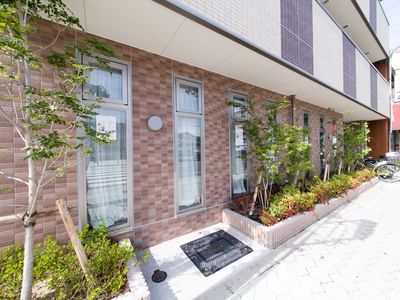 樹木と窓のある外観