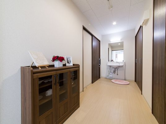 綺麗な廊下と洗面台