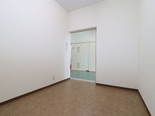 シンプルな廊下の景観