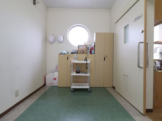 円窓のある明るい空間
