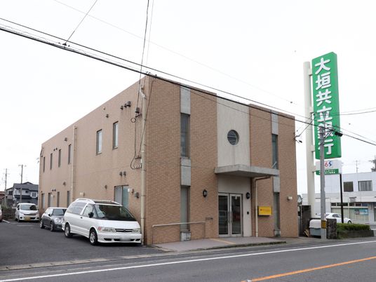 茶色の外壁の建物