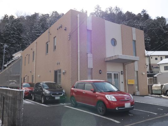 雪が積もる建物外観