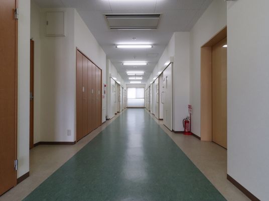 明るく清潔な廊下