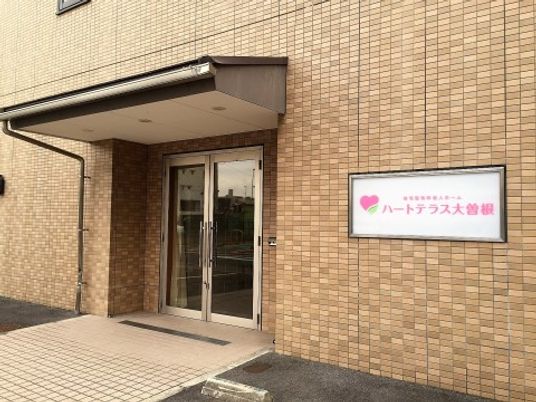 エントランスの明るい外観