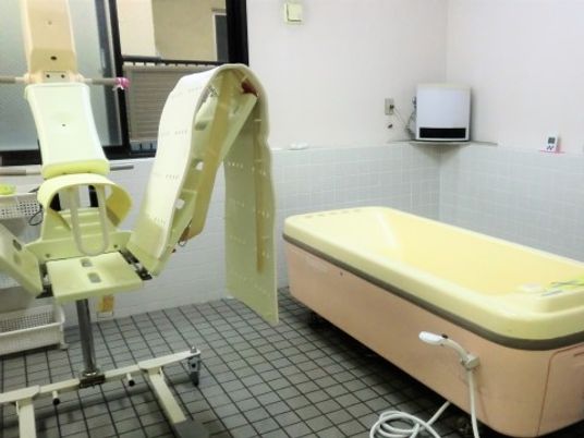 サポート付き浴室設備