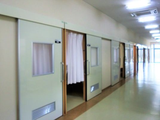 清潔な居室の廊下