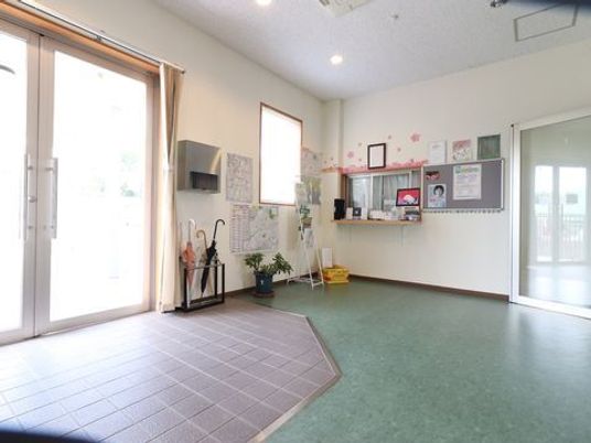 広々とした明るいエントランス