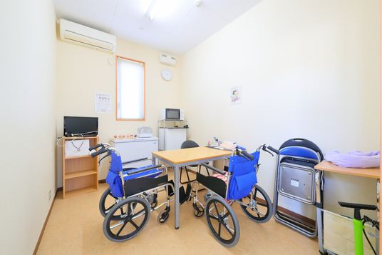 居室内の車椅子と家具