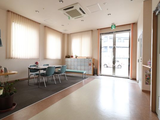 明るい居室の一角