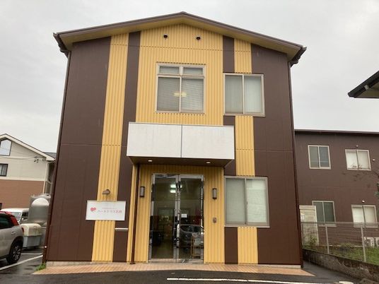 オレンジ色の建物のエントランス