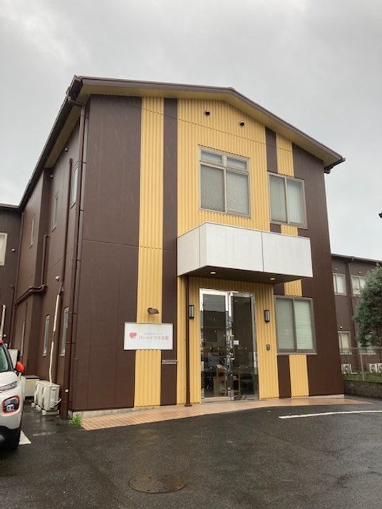 オレンジ色の建物外観