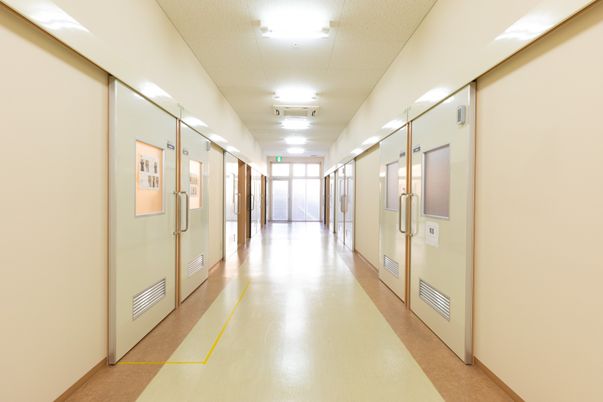 明るい清潔な廊下