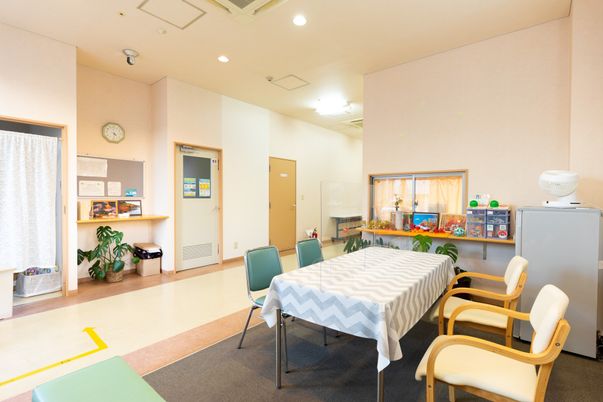 飾り付けされた共有スペース