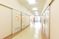 明るい廊下の一角