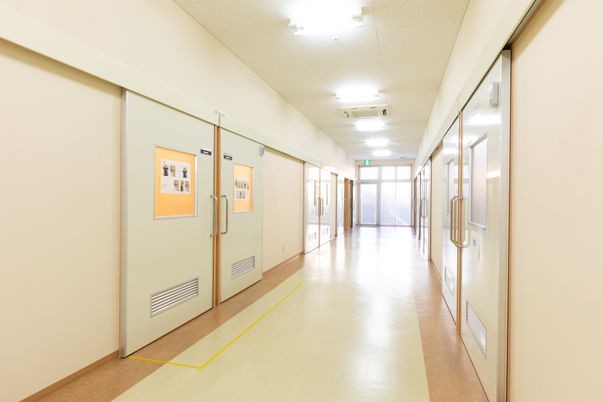 明るい廊下の一角