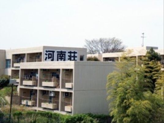 施設の外観と看板