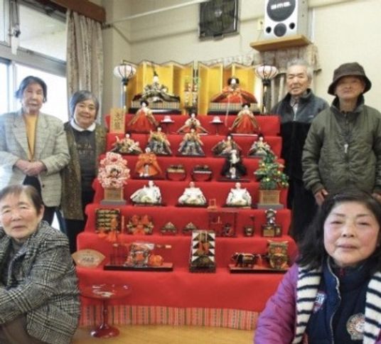 雛祭りを祝う人々
