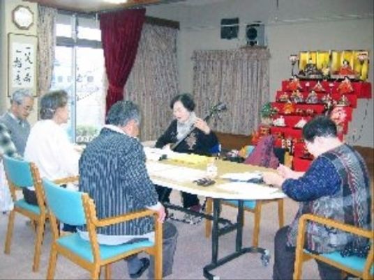和室で過ごす人々