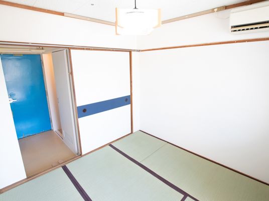 明るい和室の居室空間